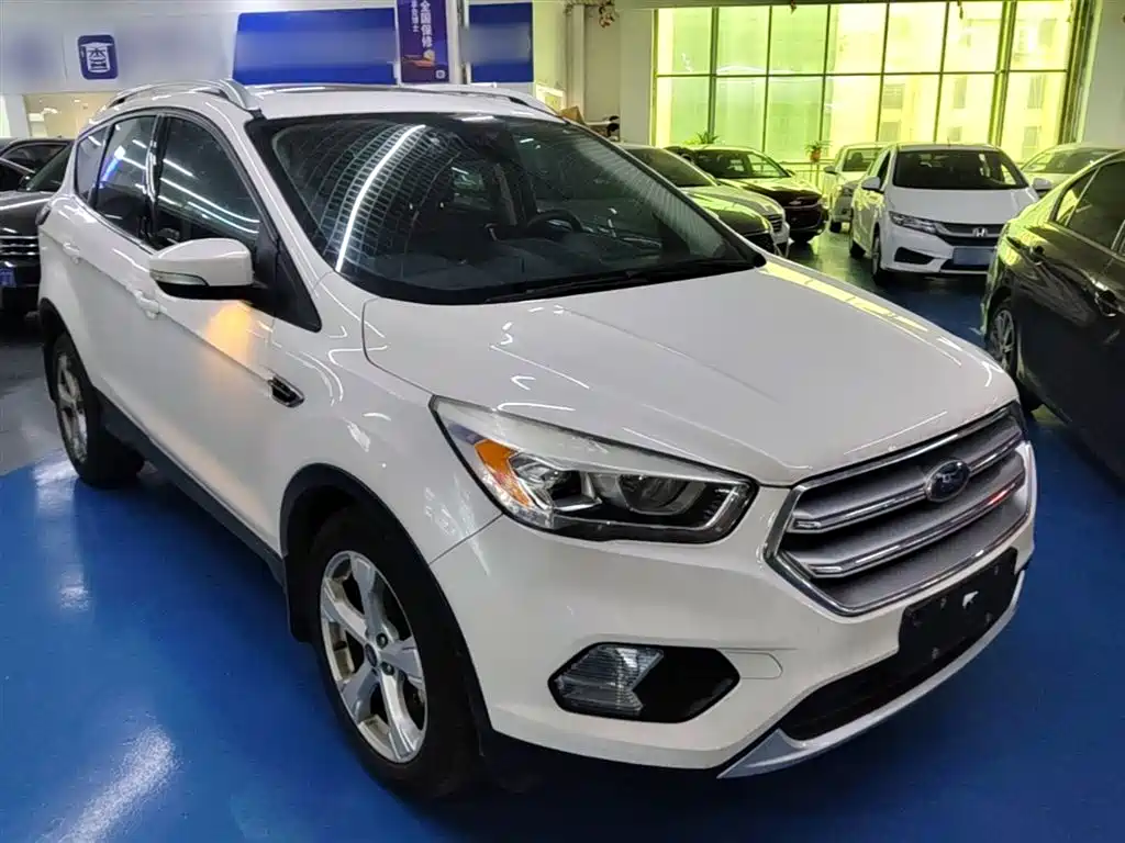 Kuga EcoBoost 180 2 WD Platinum Wing