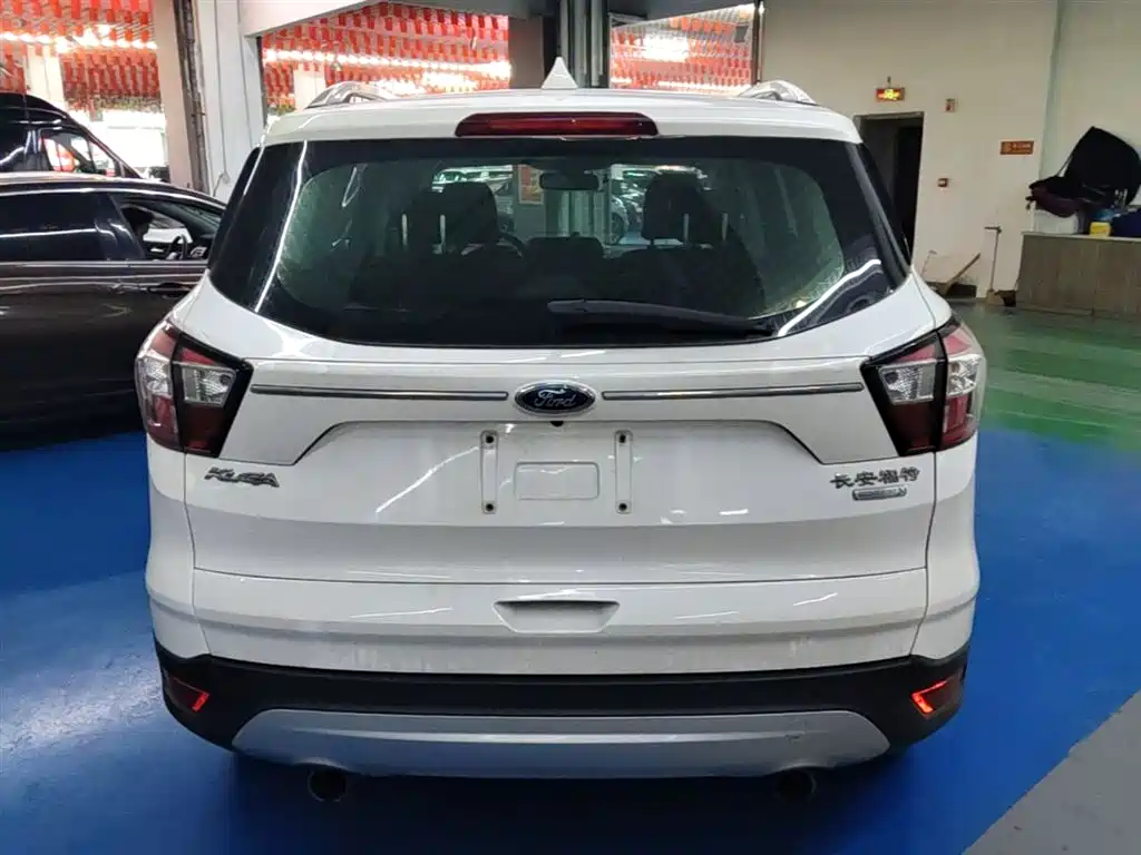 Kuga EcoBoost 180 2 WD Platinum Wing