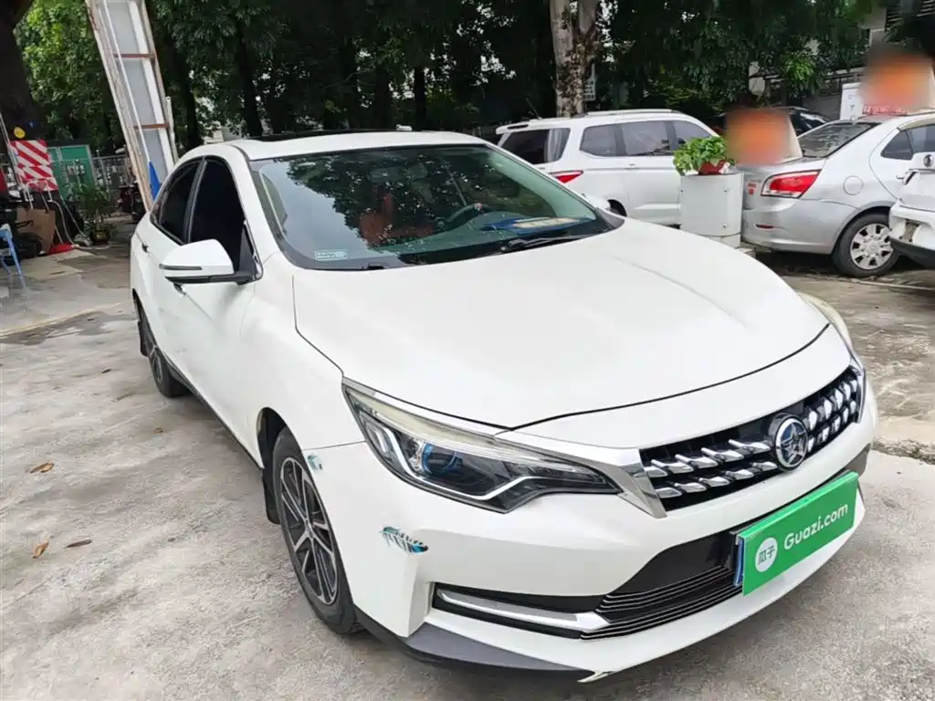 Venucia D60 1.6 L CVT Connected Elite