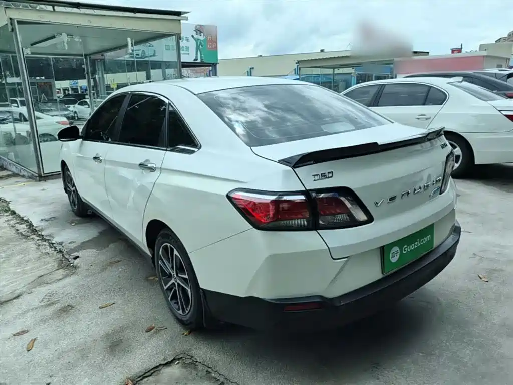 Venucia D60 1.6 L CVT Connected Elite