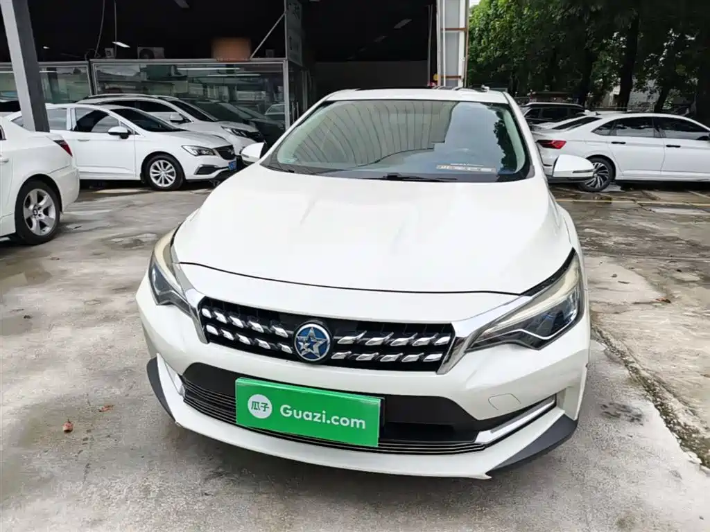 Venucia D60 1.6 L CVT Connected Elite