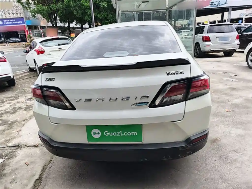 Venucia D60 1.6 L CVT Connected Elite