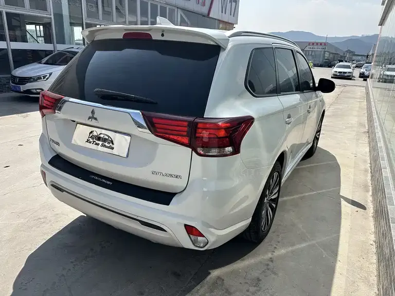 Mitsubishi Outlander 2.0 L 2 WD Smooth Enjoyment 5-seat