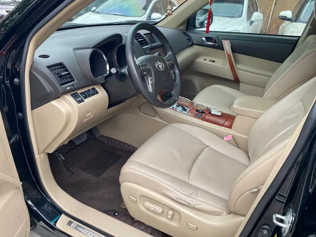 Highlander 2.7 L 2 WD 7-seat Supreme
