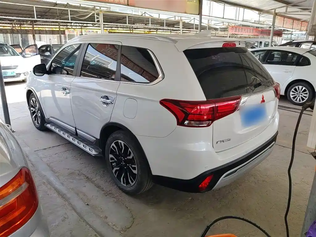 Outlander 2.4 L 4 WD Enjoyment 7-seat CN-V