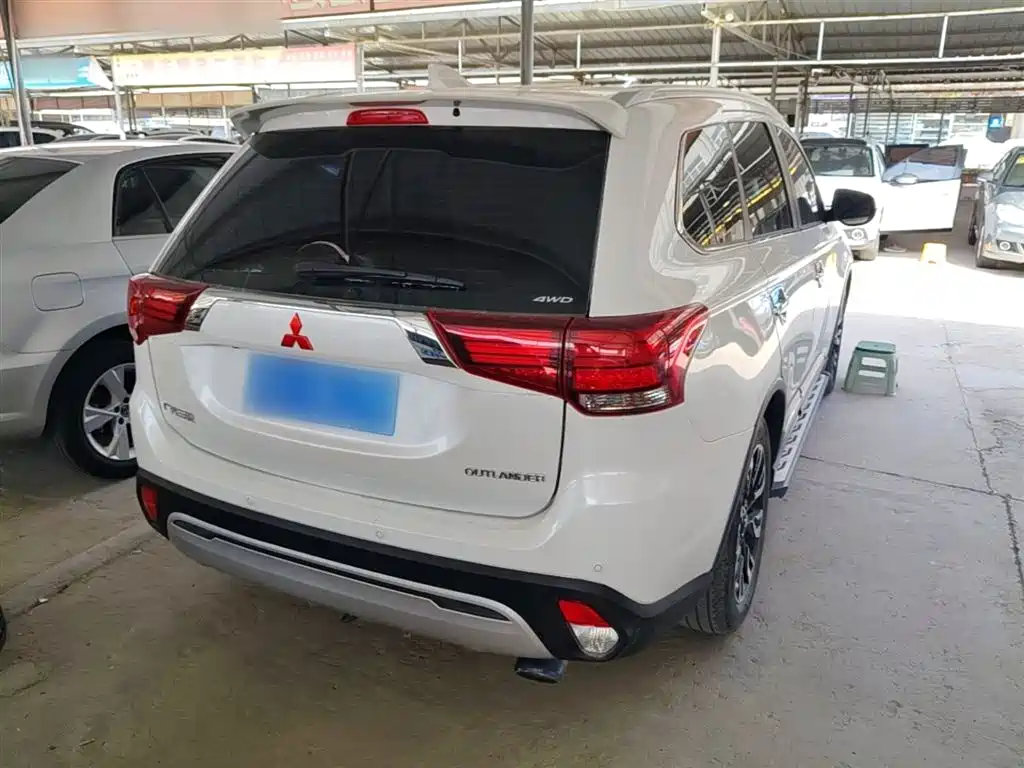 Outlander 2.4 L 4 WD Enjoyment 7-seat CN-V