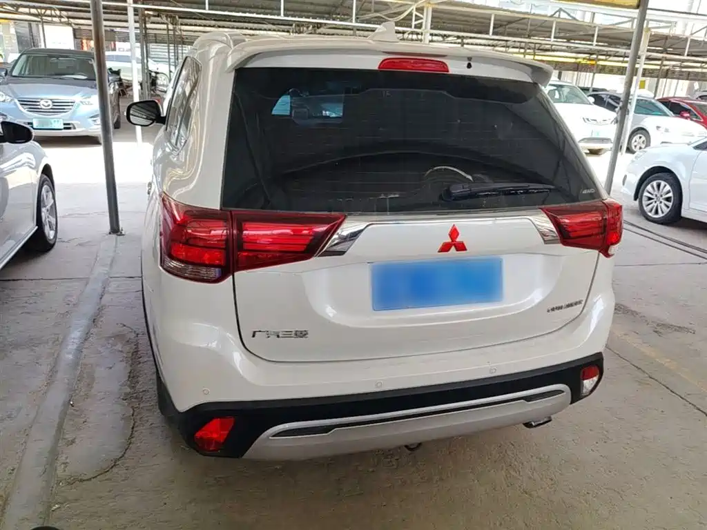 Outlander 2.4 L 4 WD Enjoyment 7-seat CN-V