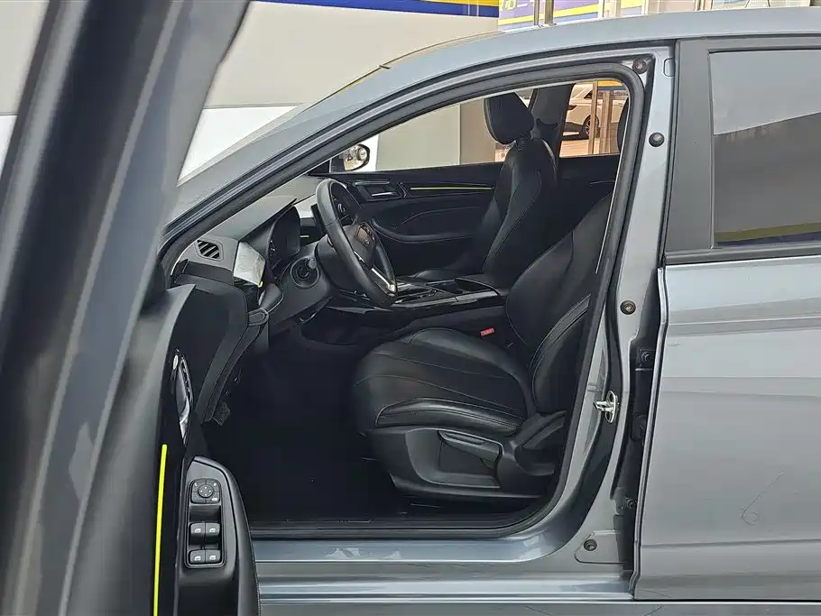 Roewe i5 1.5 L CVT Black Gold