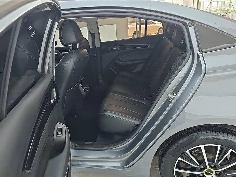 Roewe i5 1.5 L CVT Black Gold