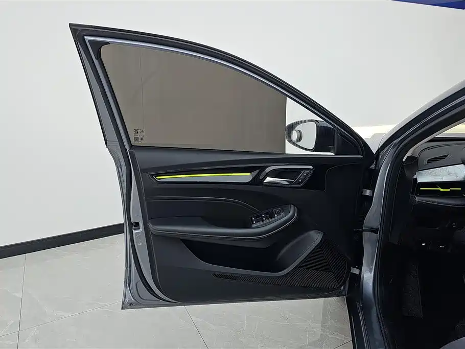 Roewe i5 1.5 L CVT Black Gold