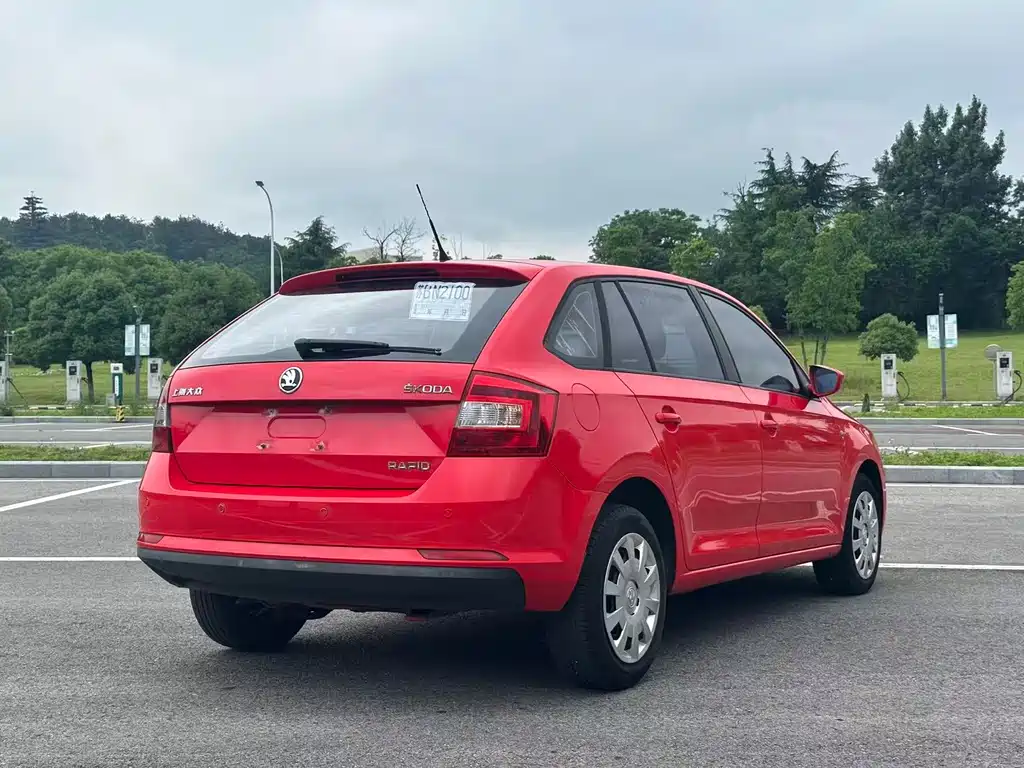 Rapid Spaceback 1.6 L Auto Pleasure