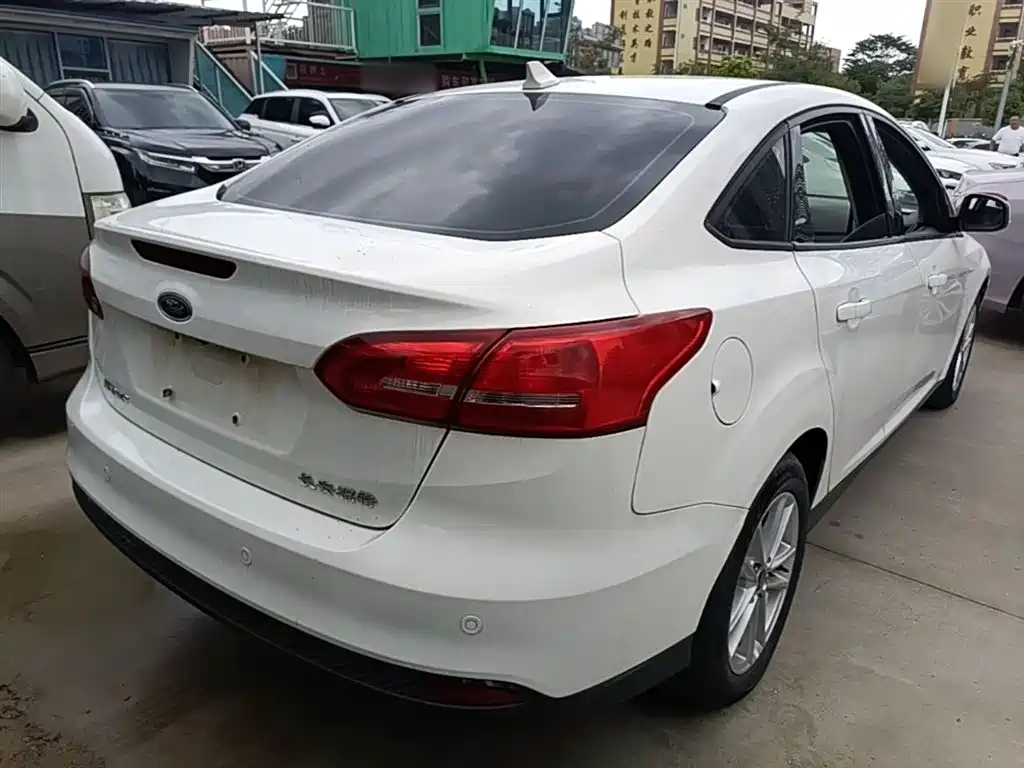 Focus Sedan Classic 1.6 L Auto Style Smart Travel