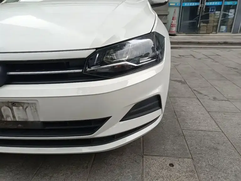 Volkswagen Polo Plus 1.5 L Auto Colorful Tech