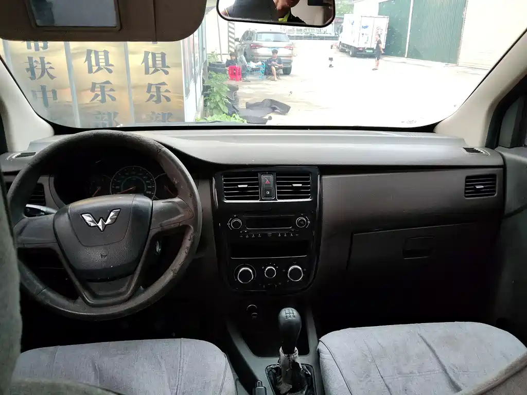 Wuling Rongguang V 1.2 L Standard