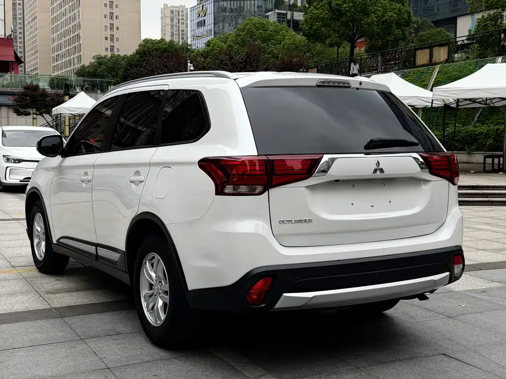Outlander (Import) 欧蓝德进口 2016款 2.0 L 两驱加值版 5座