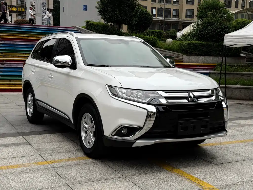 Outlander (Import) 欧蓝德进口 2016款 2.0 L 两驱加值版 5座