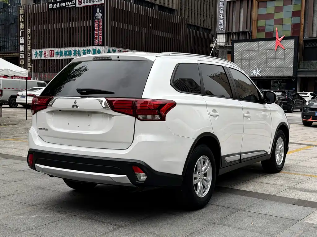 Outlander (Import) 欧蓝德进口 2016款 2.0 L 两驱加值版 5座