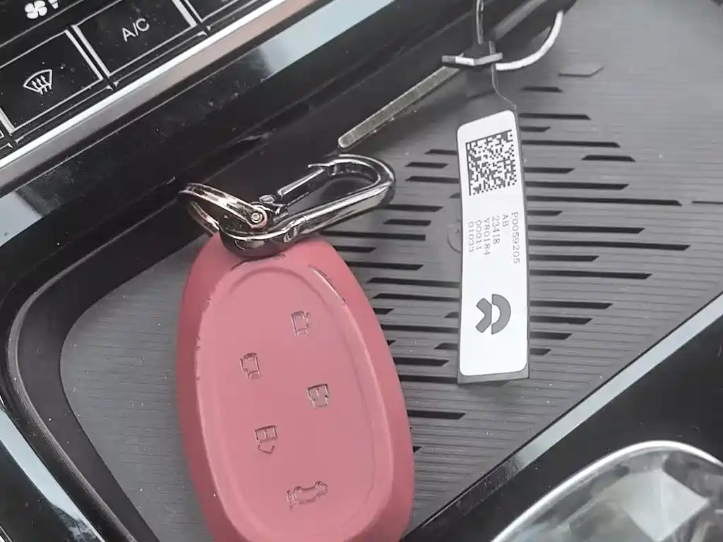 Refine RF8 PHEV 瑞风RF8 PHEV 2024款 鸿蒙版 1.5 T 150 KM 旗舰型 磷酸铁锂