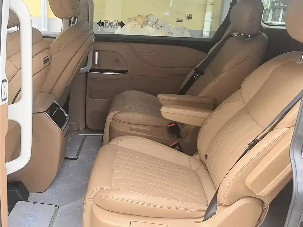 Refine RF8 PHEV 瑞风RF8 PHEV 2024款 鸿蒙版 1.5 T 150 KM 旗舰型 磷酸铁锂
