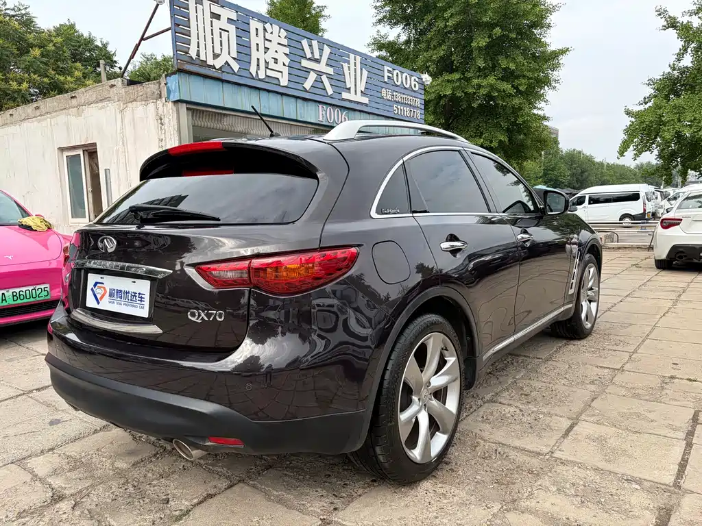 Infiniti QX70 3.7 L Standard