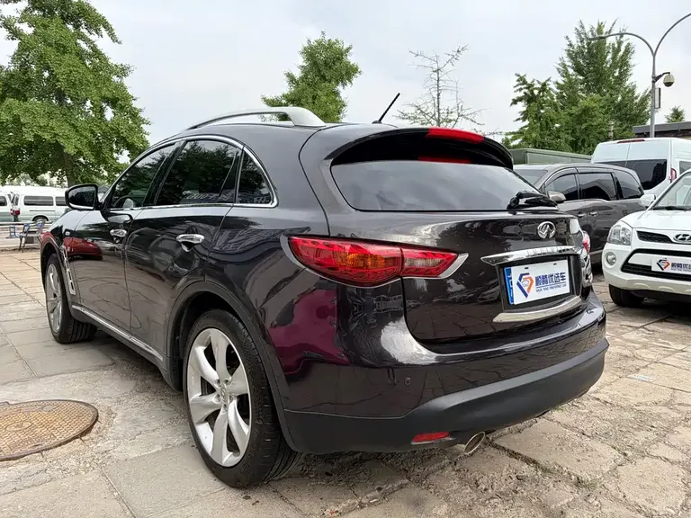 Infiniti QX70 3.7 L Standard