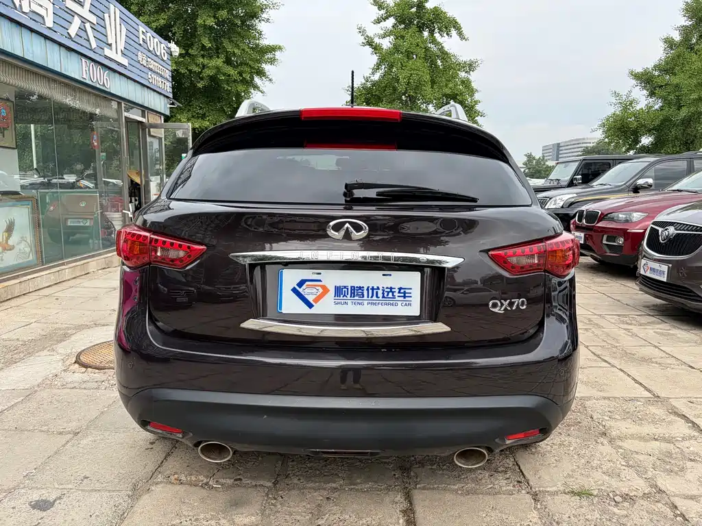Infiniti QX70 3.7 L Standard