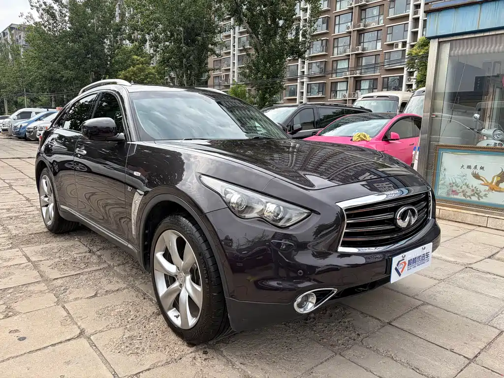 Infiniti QX70 3.7 L Standard