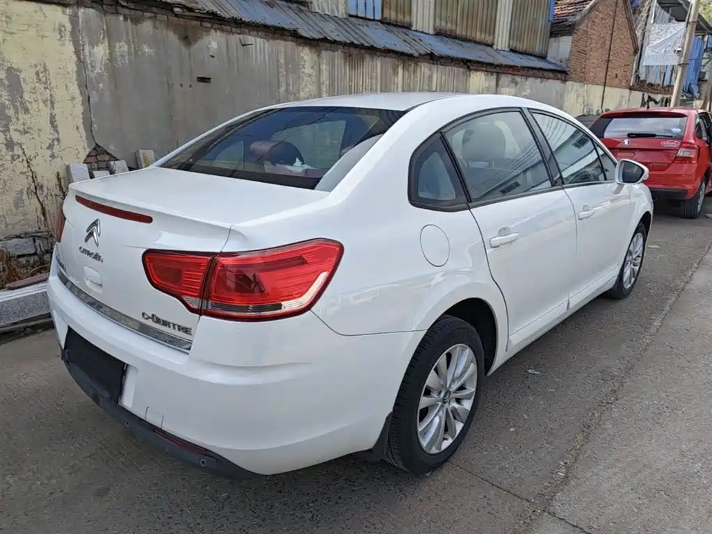 C-Quatre Classic Sedan 1.6 L Manual Fashionable