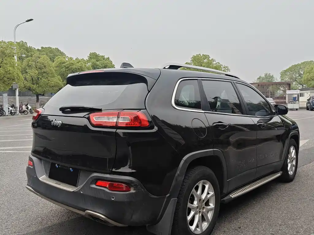 Cherokee 2.4 L Leading
