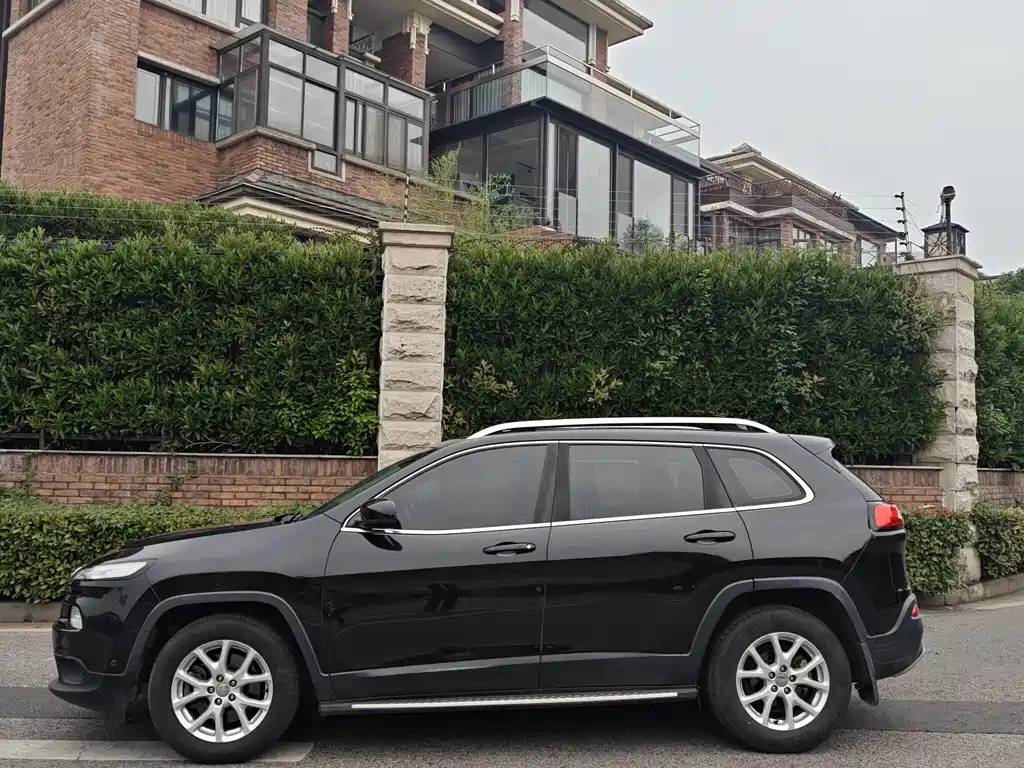 Cherokee 2.4 L Leading