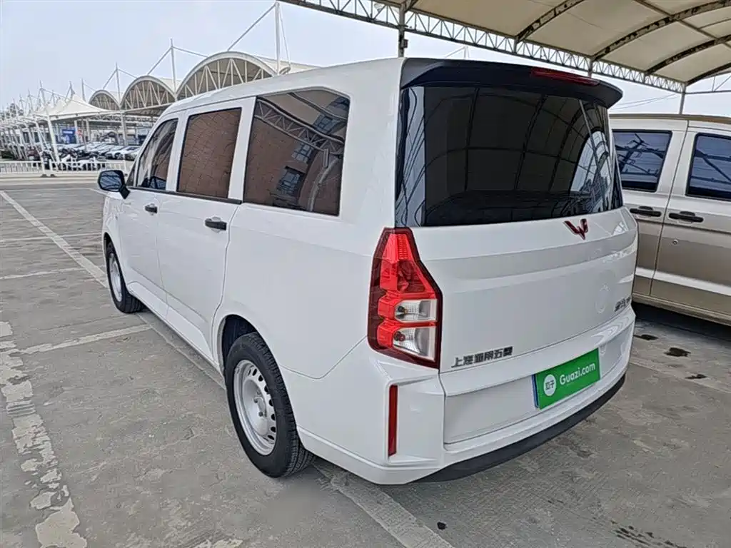 Wuling Hongguang PLUS 1.5 L Manual Standard 5-seat