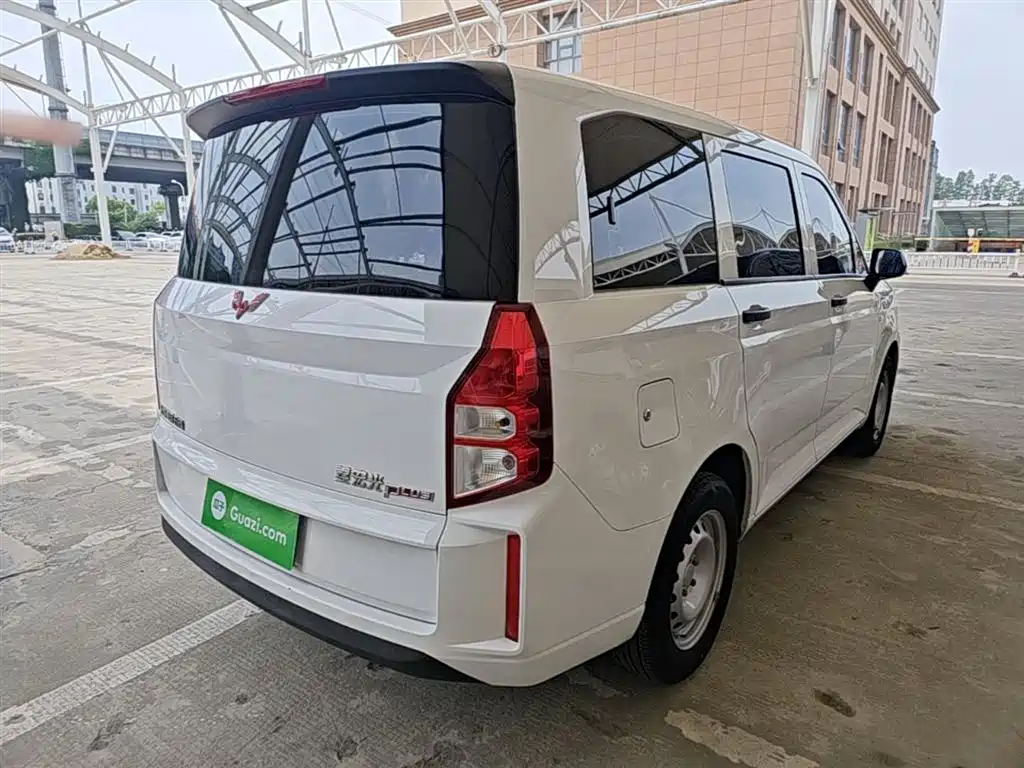 Wuling Hongguang PLUS 1.5 L Manual Standard 5-seat