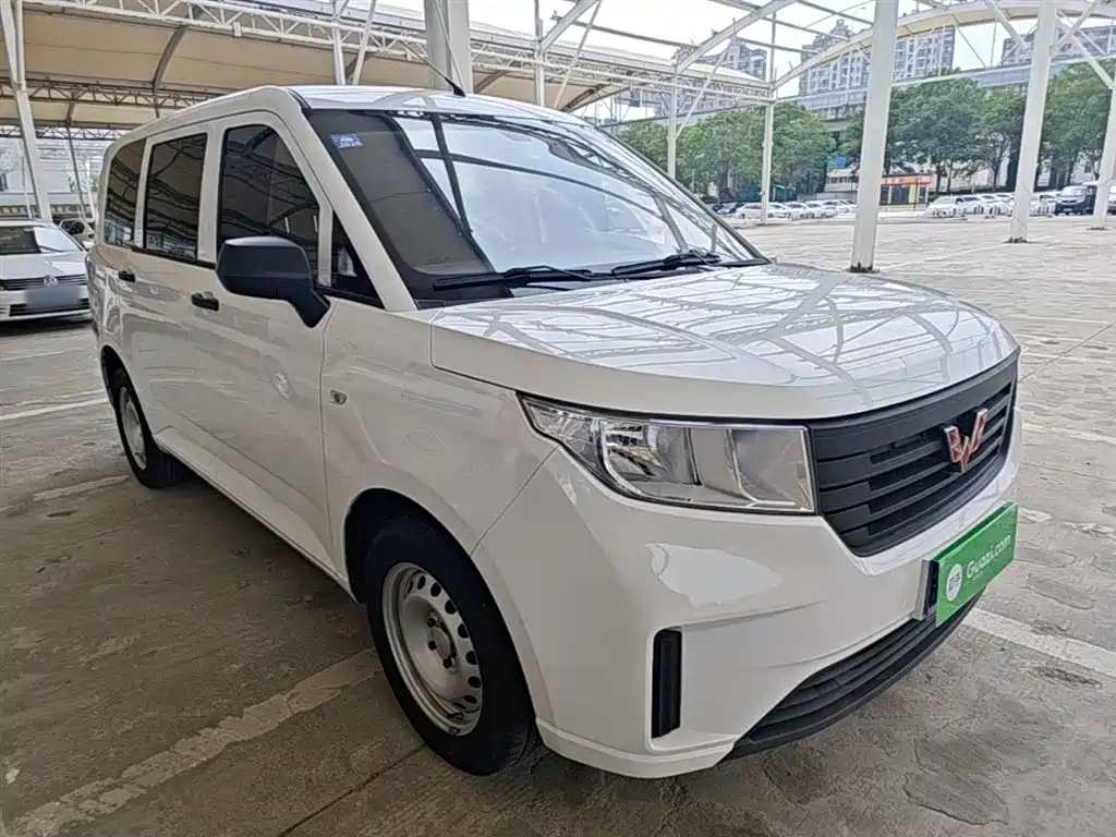 Wuling Hongguang PLUS 1.5 L Manual Standard 5-seat