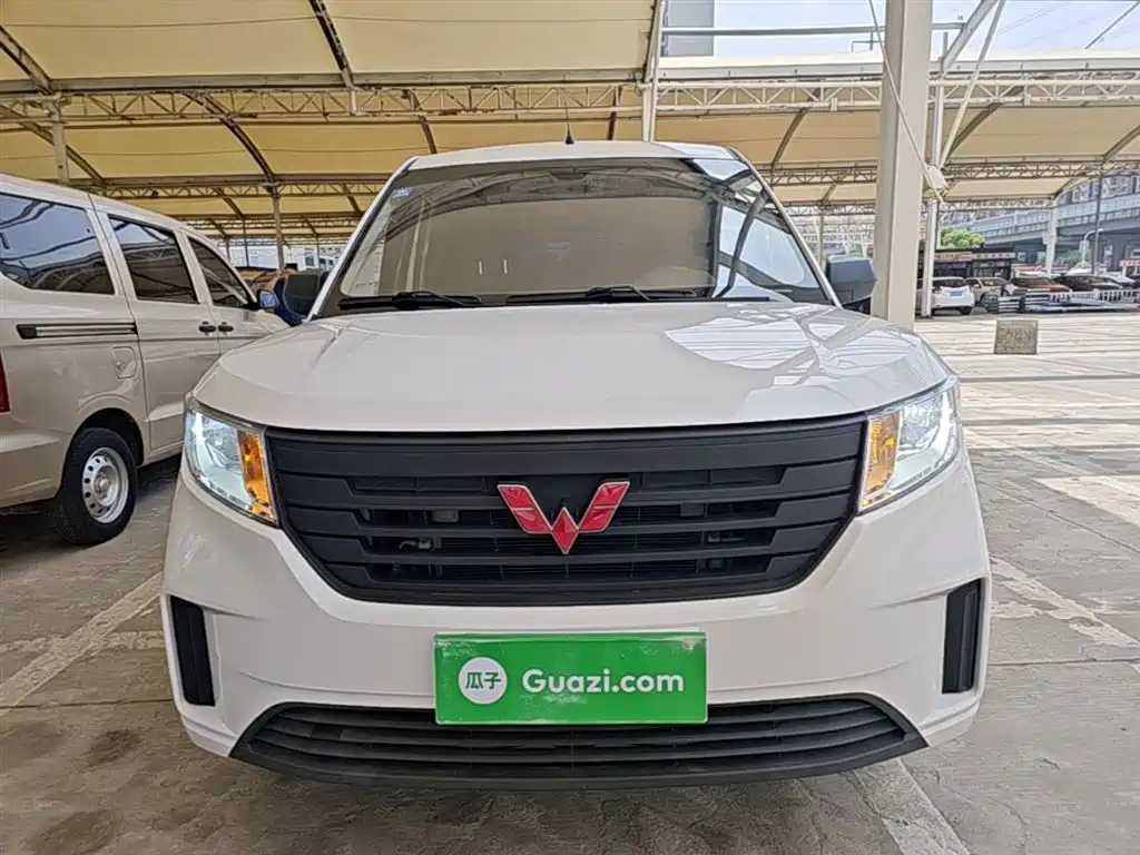 Wuling Hongguang PLUS 1.5 L Manual Standard 5-seat