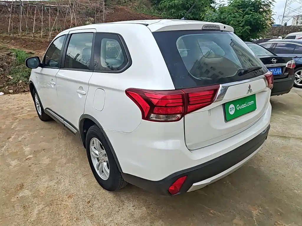 Outlander 2.0 L 2 WD Style 5-seat