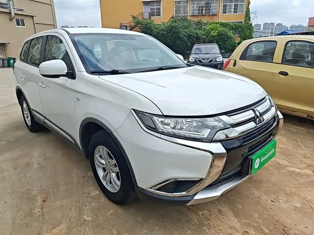 Outlander 2.0 L 2 WD Style 5-seat