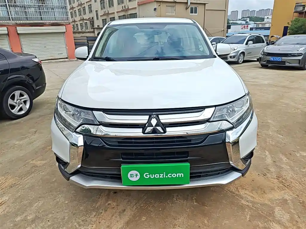 Outlander 2.0 L 2 WD Style 5-seat