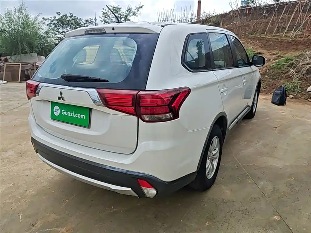 Outlander 2.0 L 2 WD Style 5-seat