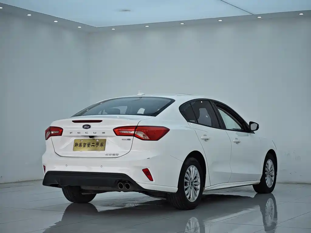 Focus Sedan EcoBoost 180 Auto Sharp Trend