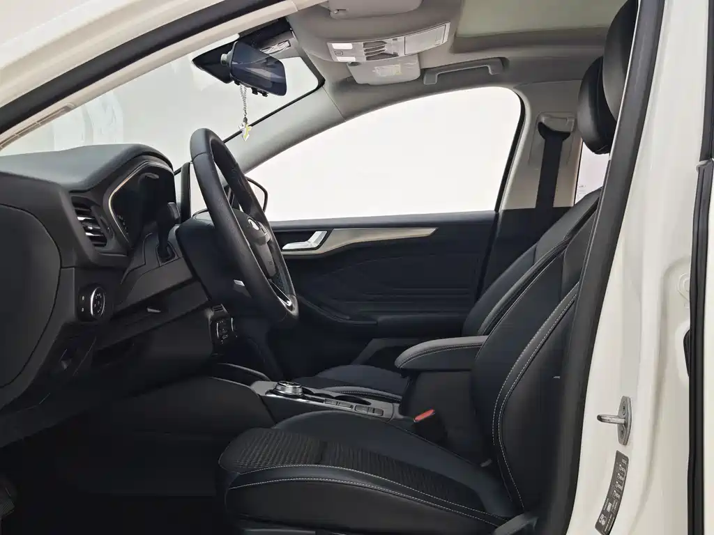 Focus Sedan EcoBoost 180 Auto Sharp Trend