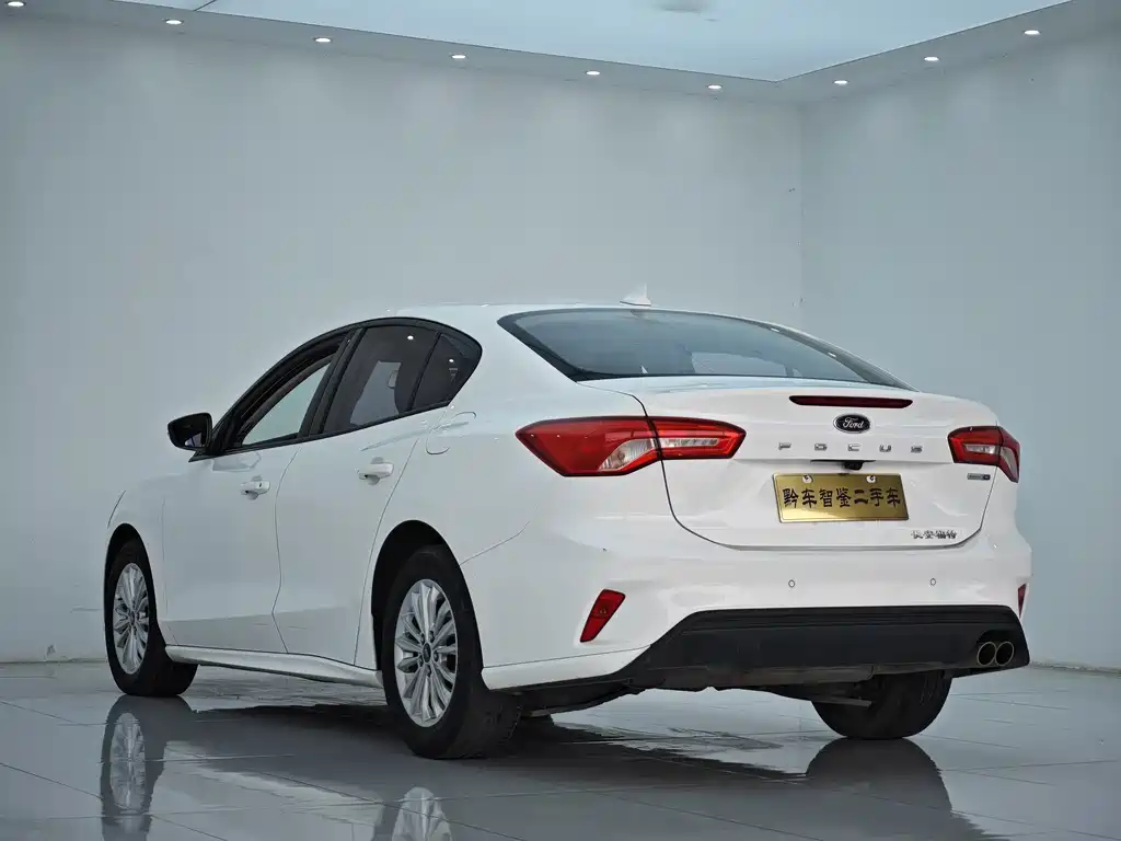 Focus Sedan EcoBoost 180 Auto Sharp Trend