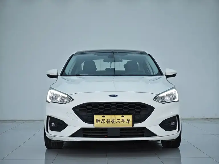 Ford Focus Sedan EcoBoost 180 Auto Sharp Trend