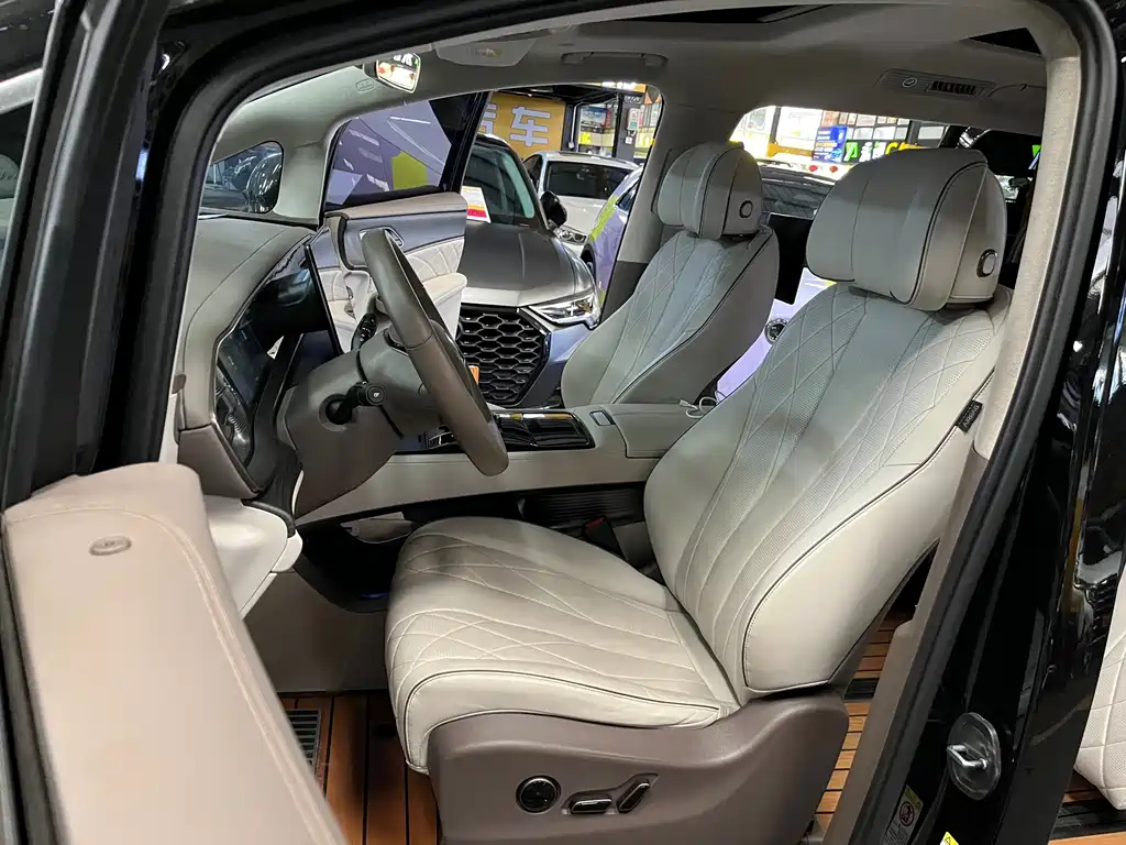 Denza D9 DM-i 970 4 WD Flagship