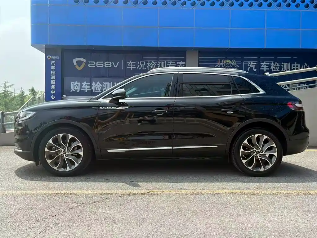 Nautilus 2.0 T 4 WD Premium