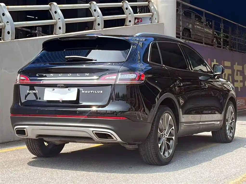 Nautilus 2.0 T 4 WD Premium