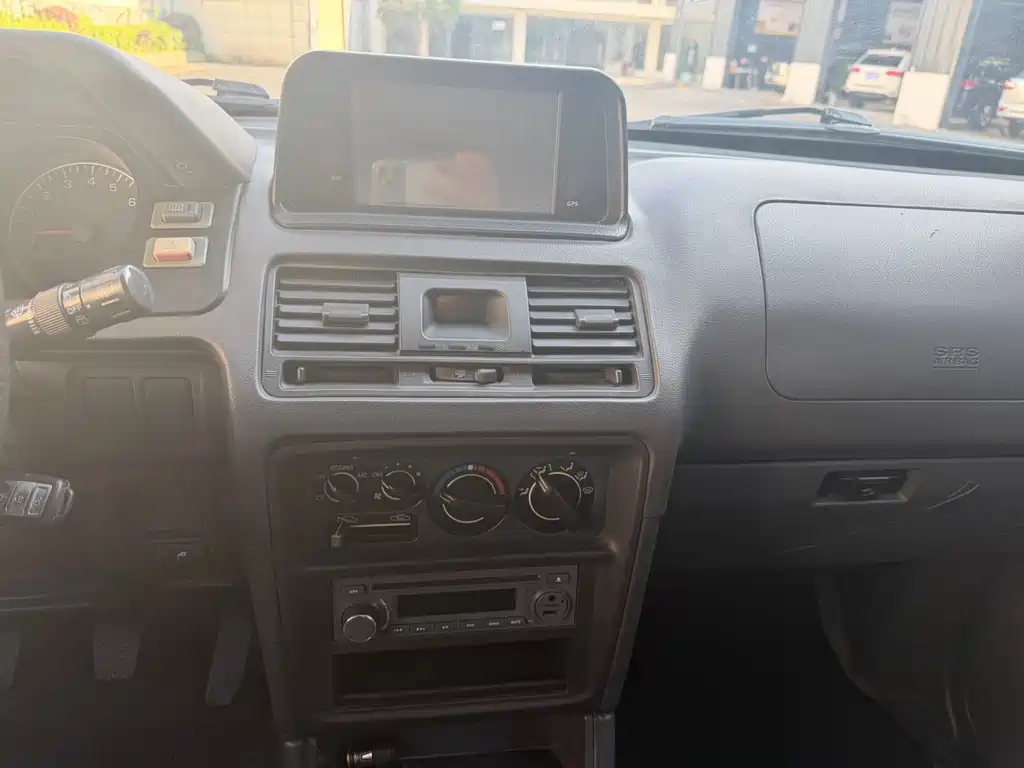 Black King Kong 2.4 L Manual 4 WD