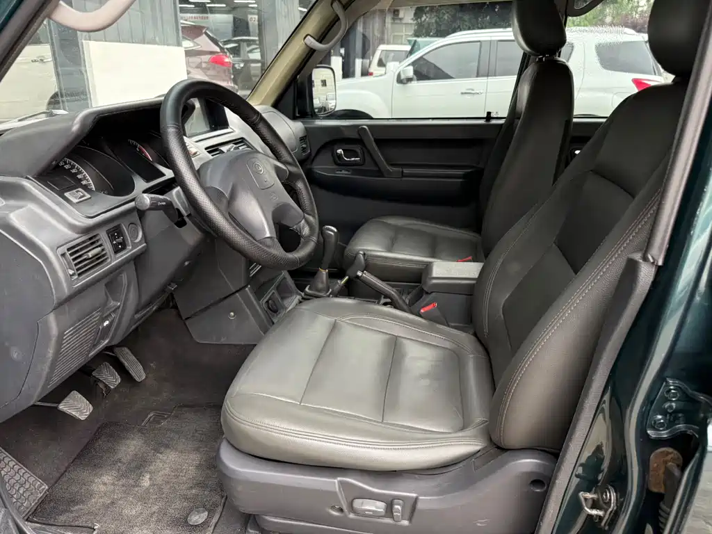 Black King Kong 2.4 L Manual 4 WD