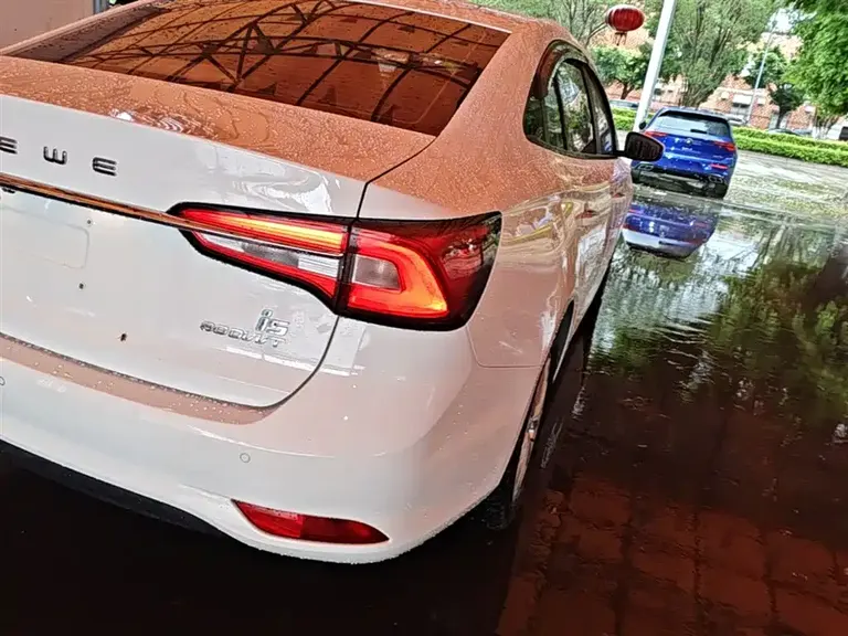 Roewe i5 1.5 L Auto 4 G Connected Leading Luxury
