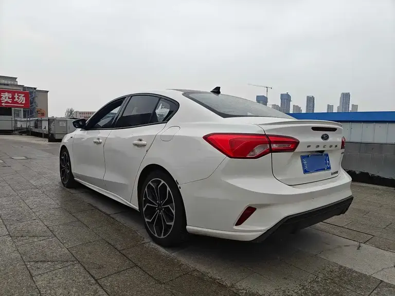 Ford Focus Sedan EcoBoost 180 Auto ST Line