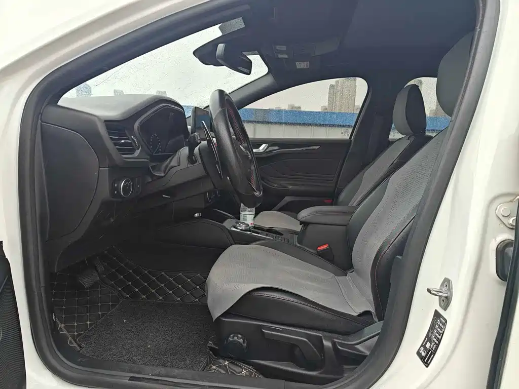 Focus Sedan EcoBoost 180 Auto ST Line